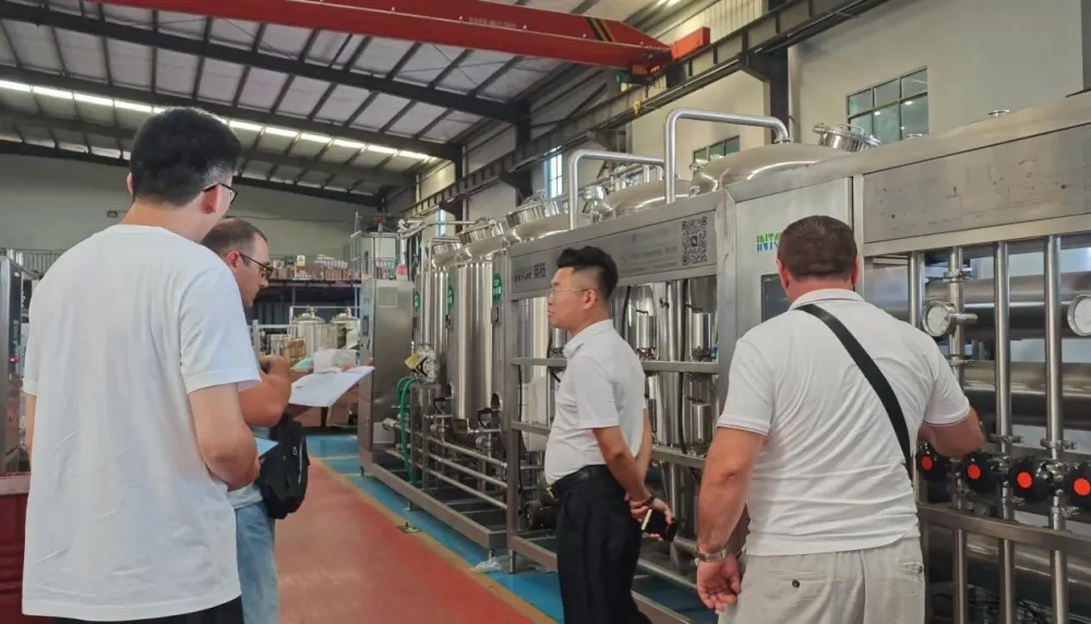 Азербејџански клиент ја посетува Intop Machinery за да ја провери производната линија за сок од калинка